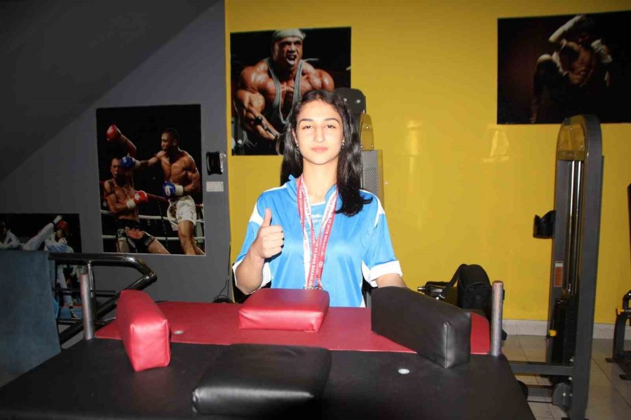 Genç Kızların Hedefi Bilek Güreşinde Dünya Şampiyonu Olmak