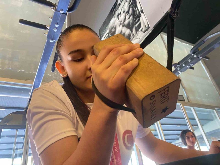 Genç Kızların Hedefi Bilek Güreşinde Dünya Şampiyonu Olmak