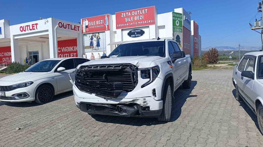 Kırmızı Işık İhlali Yapan Motosiklet Kamyonetle Çarpıştı: 1’i Ağır, 2 Yaralı