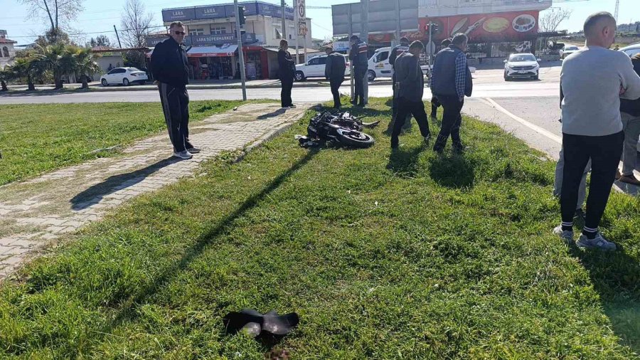 Kırmızı Işık İhlali Yapan Motosiklet Kamyonetle Çarpıştı: 1’i Ağır, 2 Yaralı