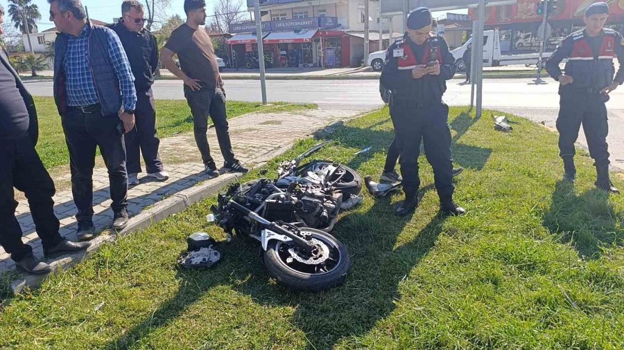 Kırmızı Işık İhlali Yapan Motosiklet Kamyonetle Çarpıştı: 1’i Ağır, 2 Yaralı