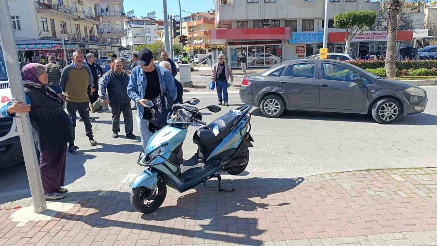 Yasağa Rağmen ’u’ Dönüşü Yapan Otomobile Motosiklet Çarptı: 2 Yaralı