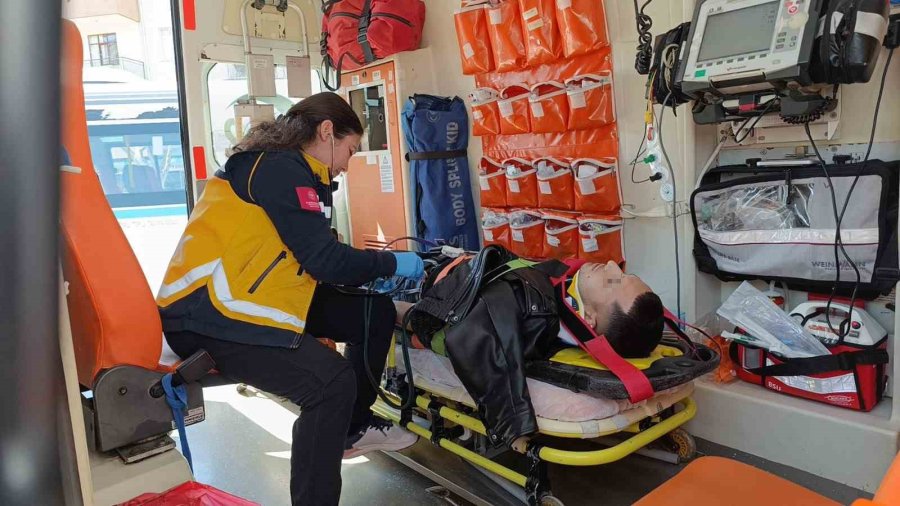 Yasağa Rağmen ’u’ Dönüşü Yapan Otomobile Motosiklet Çarptı: 2 Yaralı