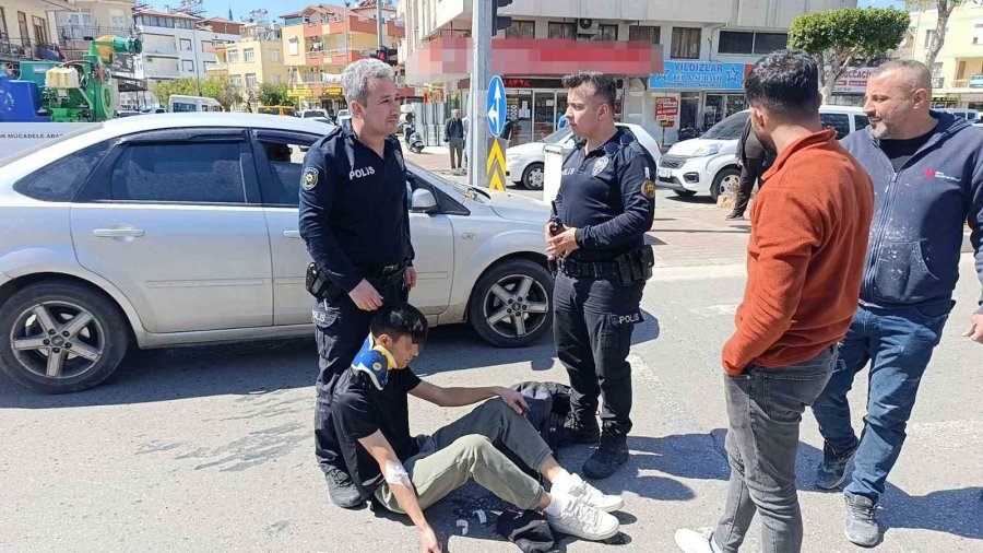 Yasağa Rağmen ’u’ Dönüşü Yapan Otomobile Motosiklet Çarptı: 2 Yaralı