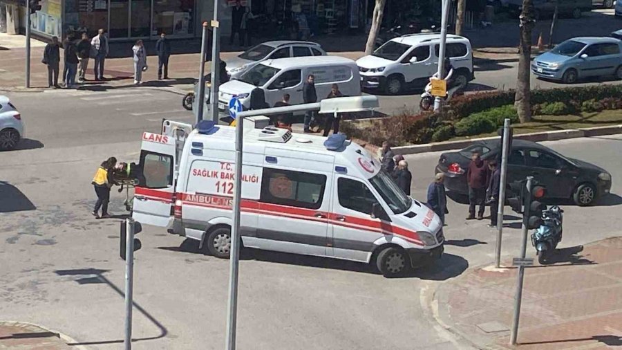 Yasağa Rağmen ’u’ Dönüşü Yapan Otomobile Motosiklet Çarptı: 2 Yaralı