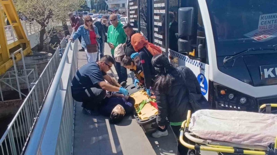 Yolcu Minibüsü, Otomobile Çarptı 2’si Alman Uyruklu Turist 3 Yolcu Yaralandı