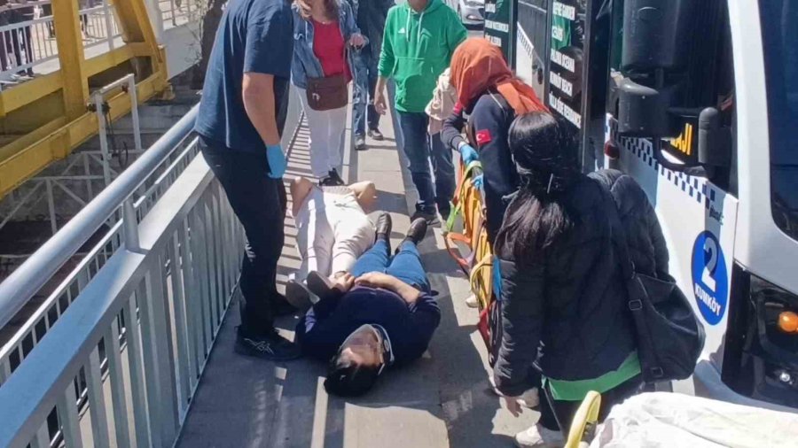 Yolcu Minibüsü, Otomobile Çarptı 2’si Alman Uyruklu Turist 3 Yolcu Yaralandı