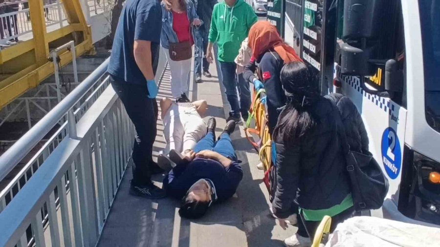 Yolcu Minibüsü, Otomobile Çarptı 2’si Alman Uyruklu Turist 3 Yolcu Yaralandı