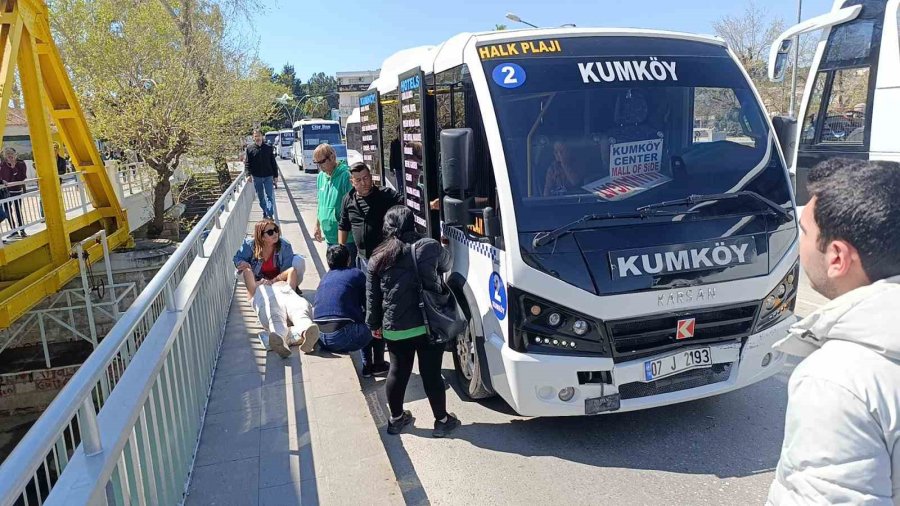 Yolcu Minibüsü, Otomobile Çarptı 2’si Alman Uyruklu Turist 3 Yolcu Yaralandı