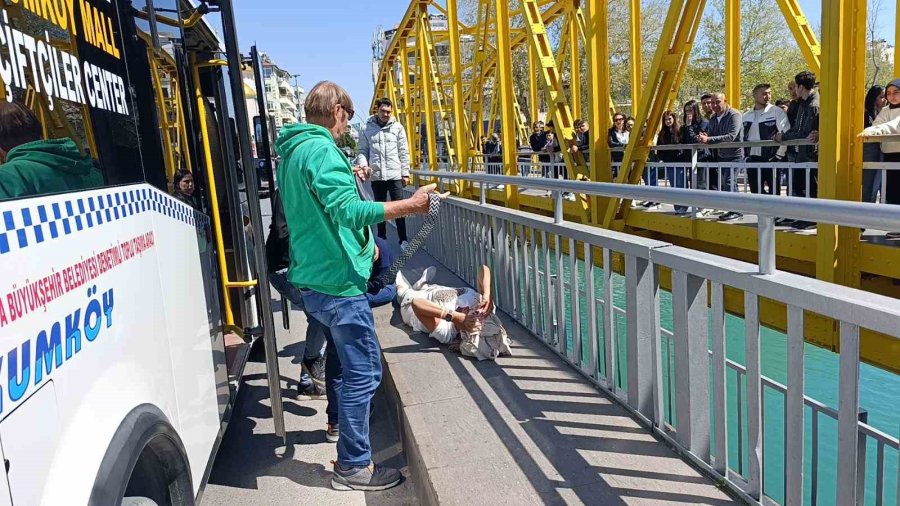 Yolcu Minibüsü, Otomobile Çarptı 2’si Alman Uyruklu Turist 3 Yolcu Yaralandı