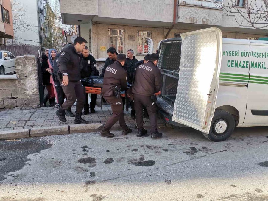 Genç Kız Annesini Defalarca Bıçaklayarak Öldürdü