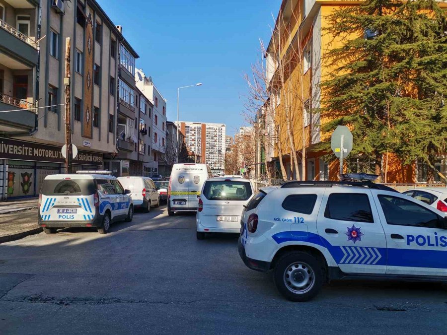 Genç Kız Annesini Defalarca Bıçaklayarak Öldürdü