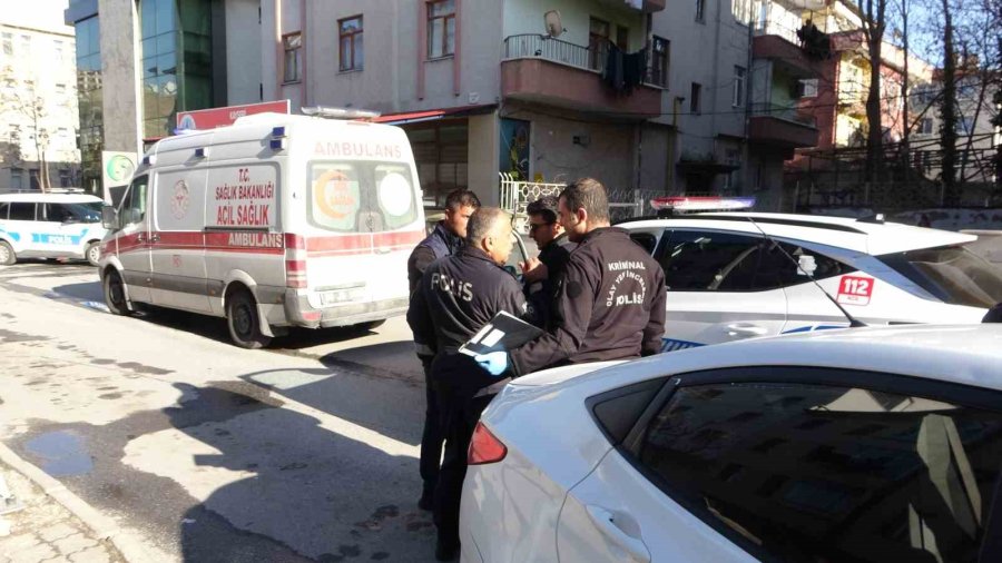 Genç Kız Annesini Defalarca Bıçaklayarak Öldürdü