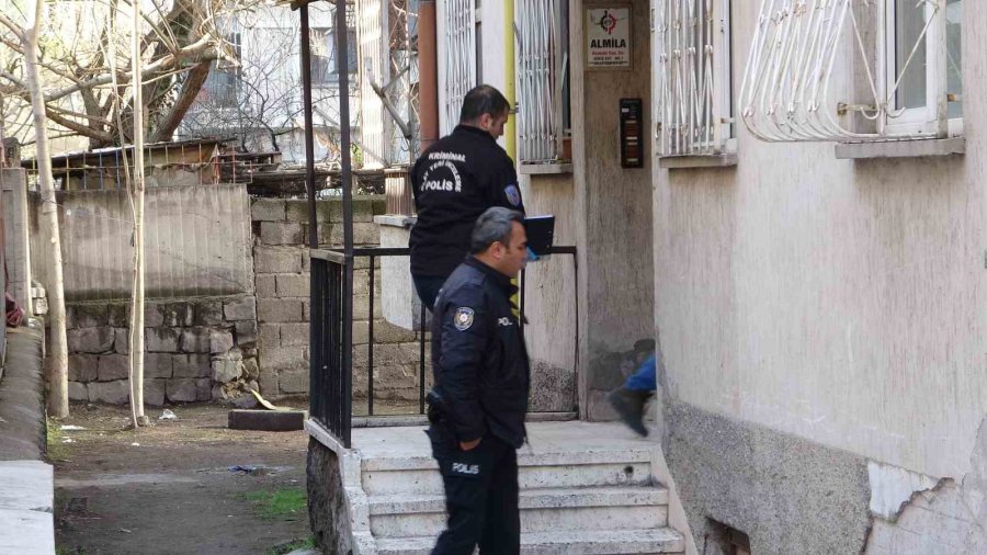 Genç Kız Annesini Defalarca Bıçaklayarak Öldürdü