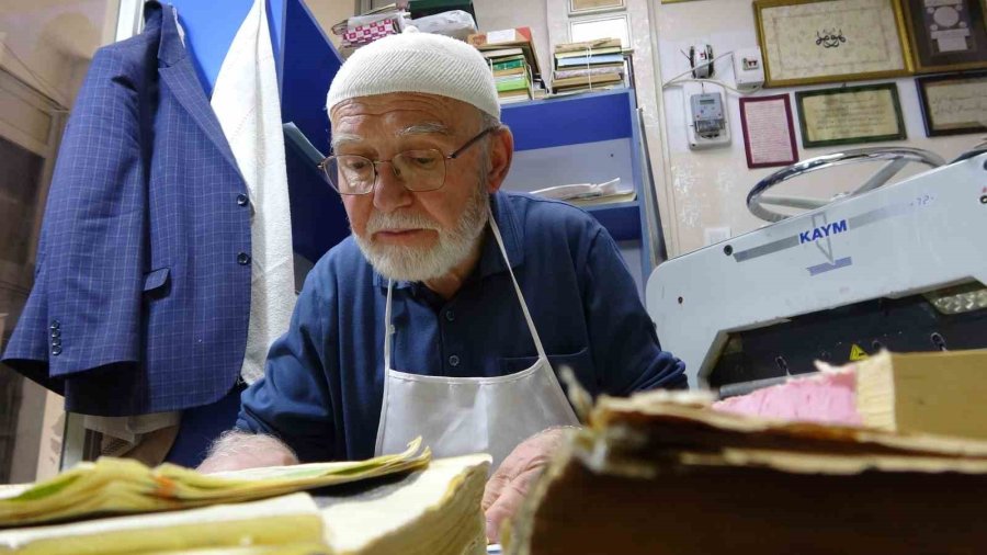 Babasından Devraldığı Ciltçiliği Sürdürüyor