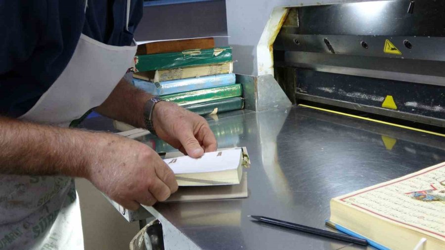 Babasından Devraldığı Ciltçiliği Sürdürüyor