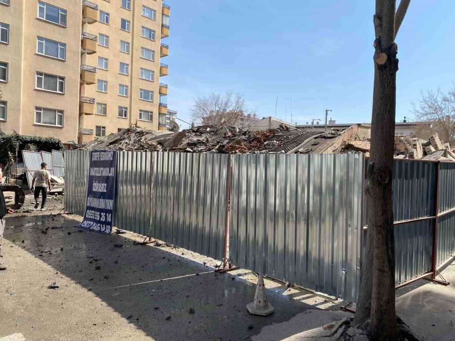 Konya’da Yıkım Aşamasındaki 6 Katlı Bina Çöktü