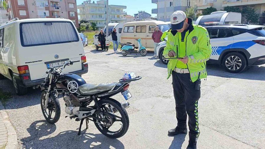 Motosikletler Kavşakta Çarpıştı: 2 Yaralı