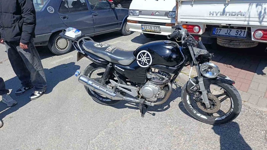 Motosikletler Kavşakta Çarpıştı: 2 Yaralı