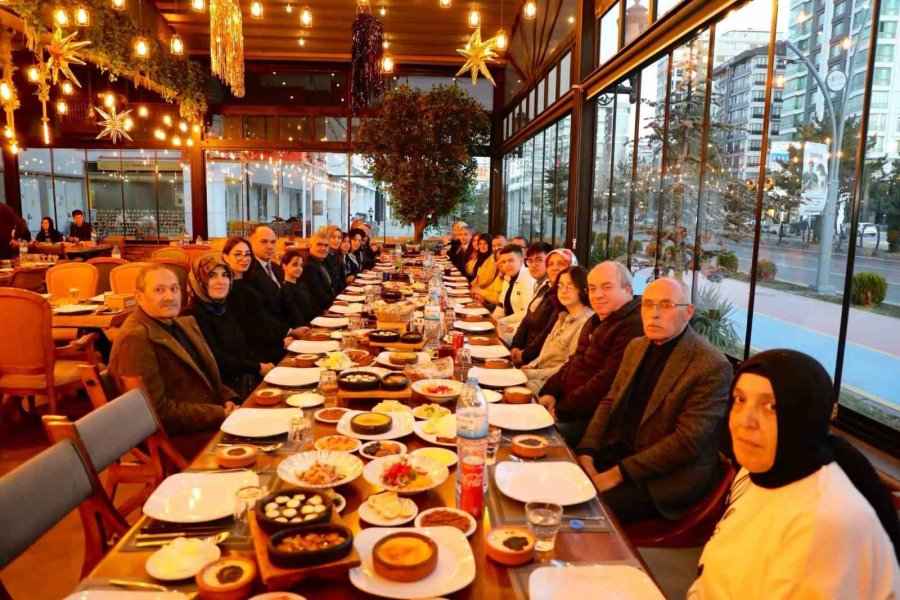 Niğde Valisi Cahit Çelik, Emekli Personellerle İftarda Buluştu