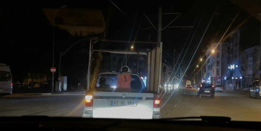 Soğuğa Rağmen Pikap Kasasında Yolculuk Yapan Çocuklar