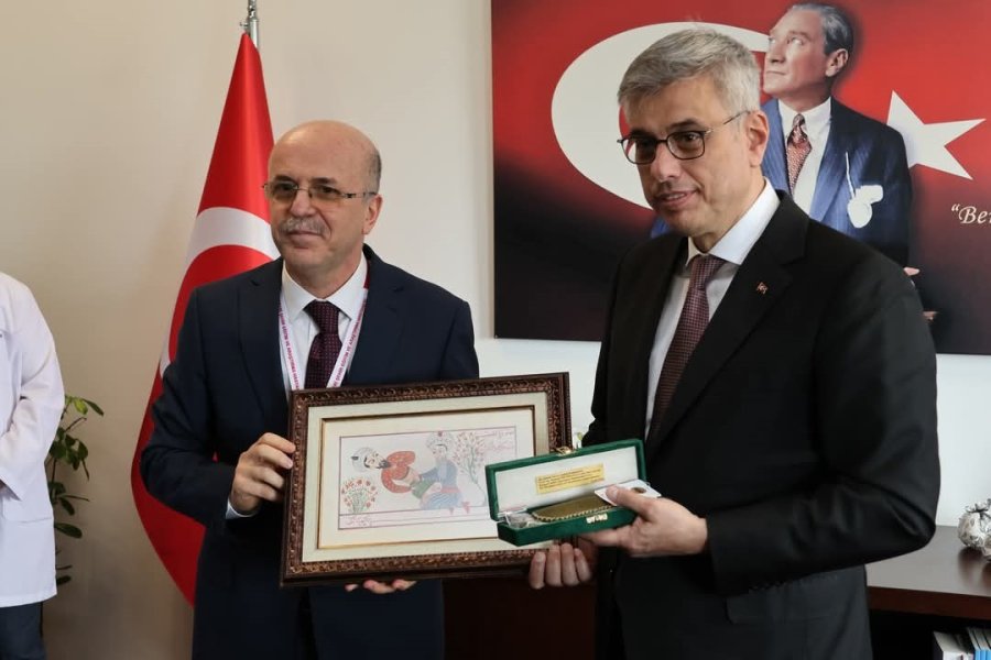 Başhekim Özcan’dan Bakan Memişoğlu’na Anlamlı Hediye
