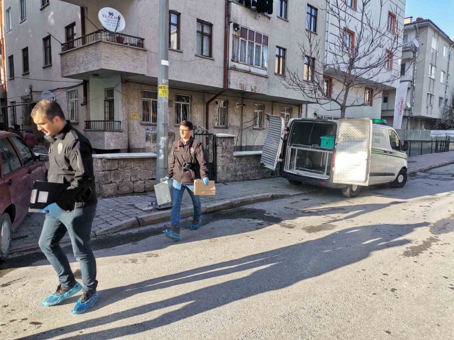 Genç Kız Annesini Defalarca Bıçaklayarak Öldürdü