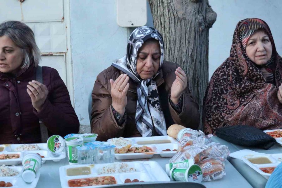 Yeşiltepe Mahalle Muhtarı Mahalle Sakinlerine İftar Yemeği Verdi