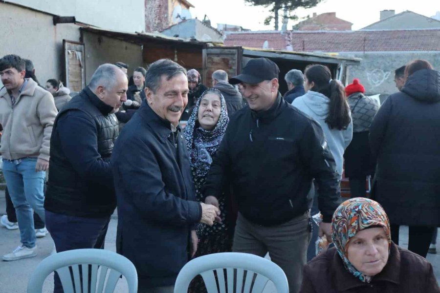 Yeşiltepe Mahalle Muhtarı Mahalle Sakinlerine İftar Yemeği Verdi