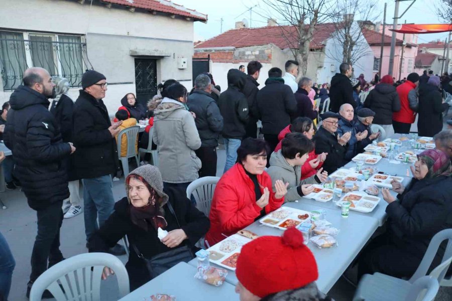 Yeşiltepe Mahalle Muhtarı Mahalle Sakinlerine İftar Yemeği Verdi