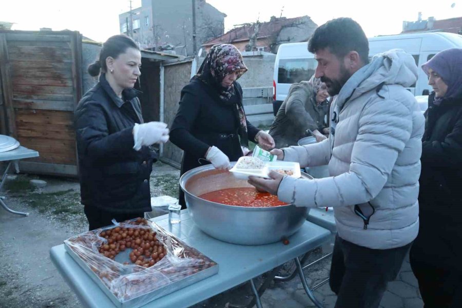 Yeşiltepe Mahalle Muhtarı Mahalle Sakinlerine İftar Yemeği Verdi