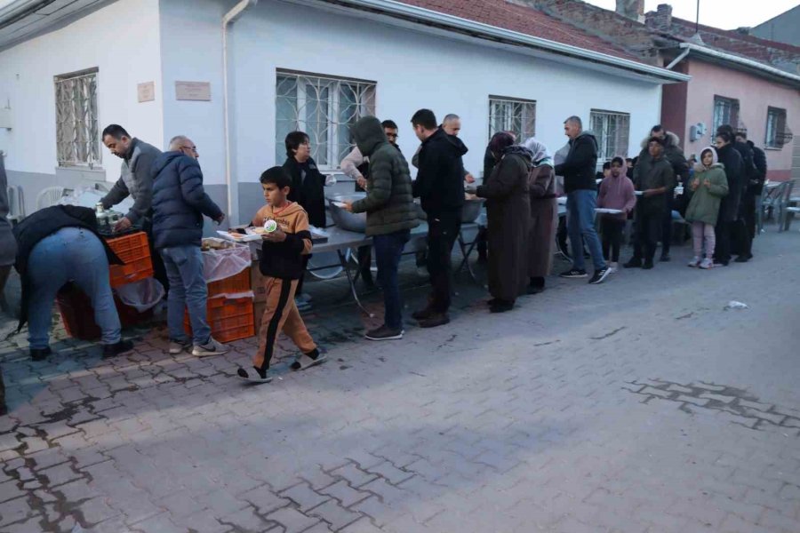 Yeşiltepe Mahalle Muhtarı Mahalle Sakinlerine İftar Yemeği Verdi