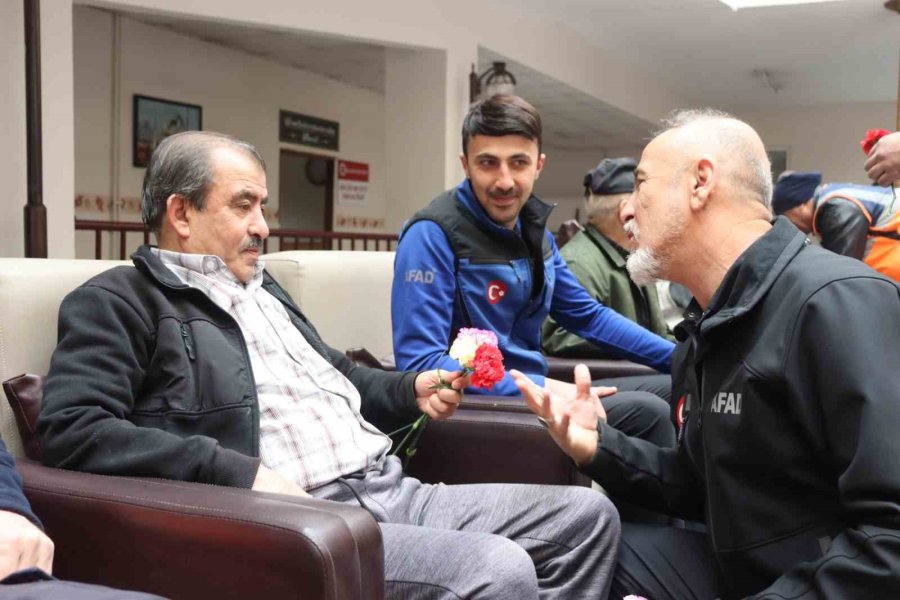Afad Ekipleri Yaşlıların Yüzünü Güldürdü