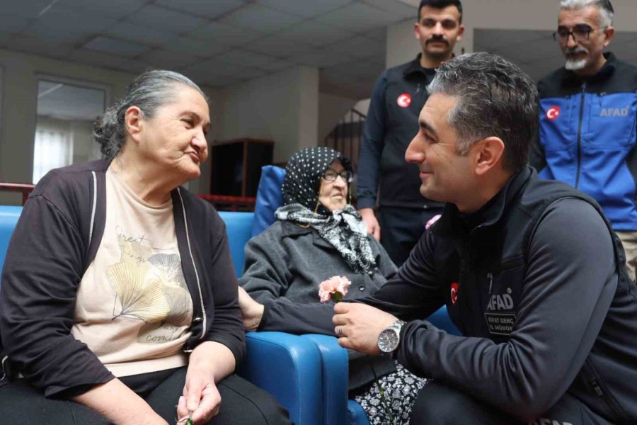 Afad Ekipleri Yaşlıların Yüzünü Güldürdü