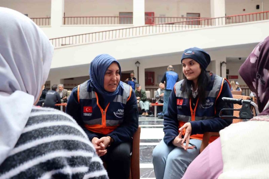 Afad Ekipleri Yaşlıların Yüzünü Güldürdü