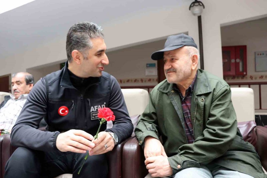 Afad Ekipleri Yaşlıların Yüzünü Güldürdü