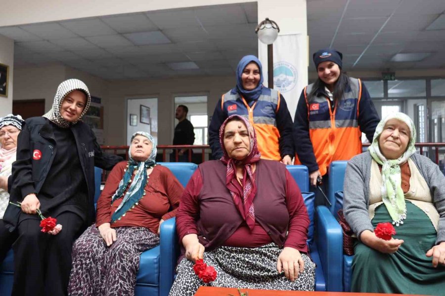 Afad Ekipleri Yaşlıların Yüzünü Güldürdü