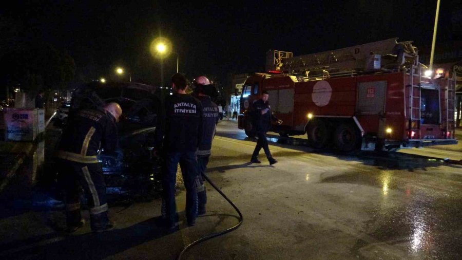 Antalya’da Seyir Halindeyken Alev Alan Otomobil Ekiplerce Söndürüldü