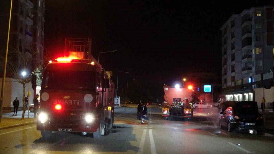 Antalya’da Seyir Halindeyken Alev Alan Otomobil Ekiplerce Söndürüldü