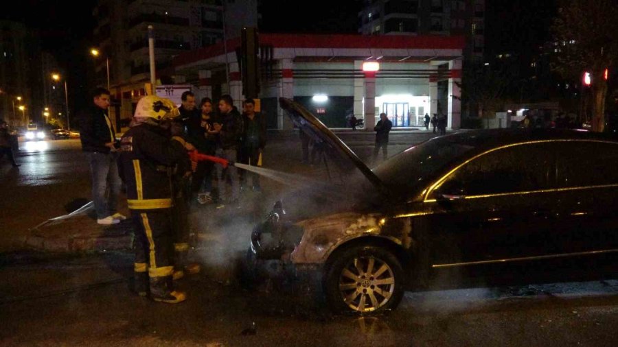 Antalya’da Seyir Halindeyken Alev Alan Otomobil Ekiplerce Söndürüldü