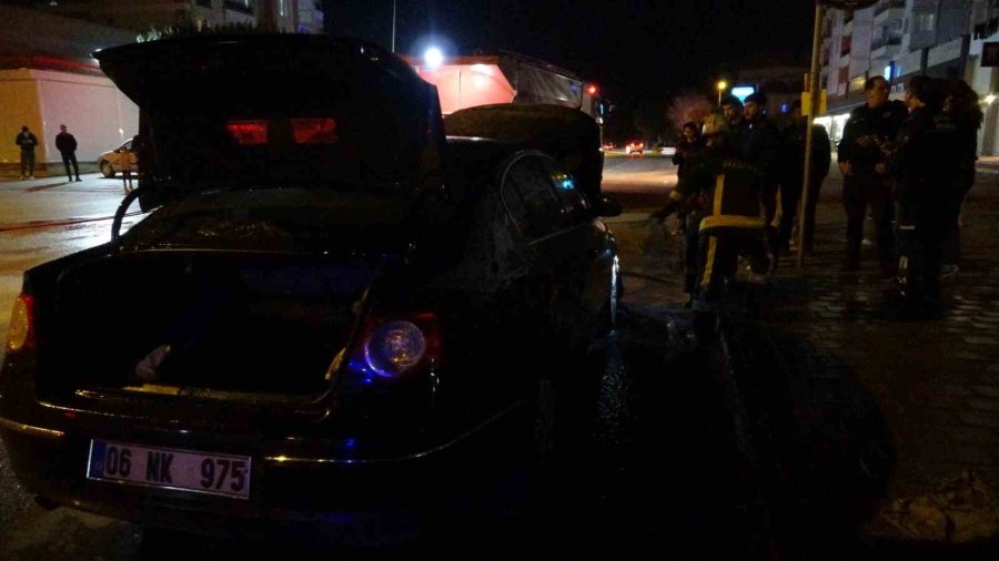 Antalya’da Seyir Halindeyken Alev Alan Otomobil Ekiplerce Söndürüldü