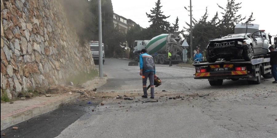 Alanya’da 20 Metreden Şarampole Uçan Otomobilin Sürücüsü Ağır Yaralandı