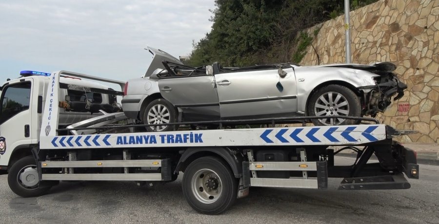 Alanya’da 20 Metreden Şarampole Uçan Otomobilin Sürücüsü Ağır Yaralandı