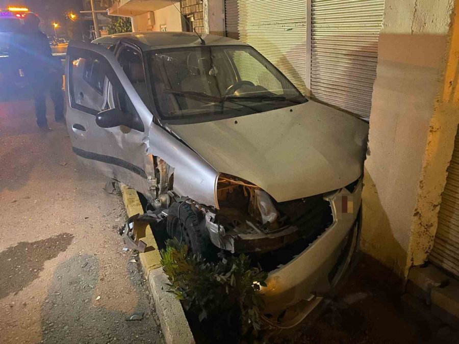 Serik’te İki Otomobil Çarpıştı: 1 Yaralı