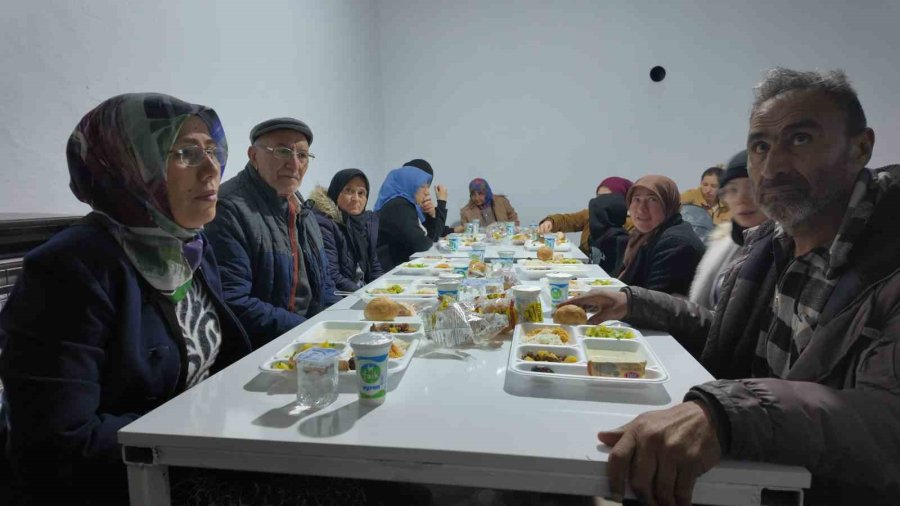 Gemiçli Yörükler Ve Misafirleri İftarda Bir Araya Geldi