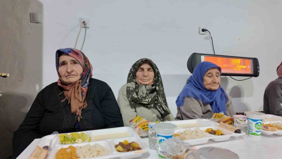 Gemiçli Yörükler Ve Misafirleri İftarda Bir Araya Geldi