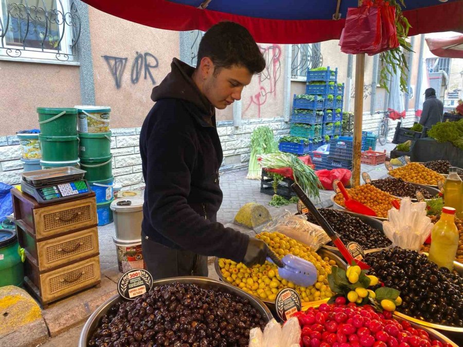 Oruçluyken Susamamak İçin Ekşisi Ve Tuzu Az Olan Zeytinler Daha Çok Tercih Ediliyor