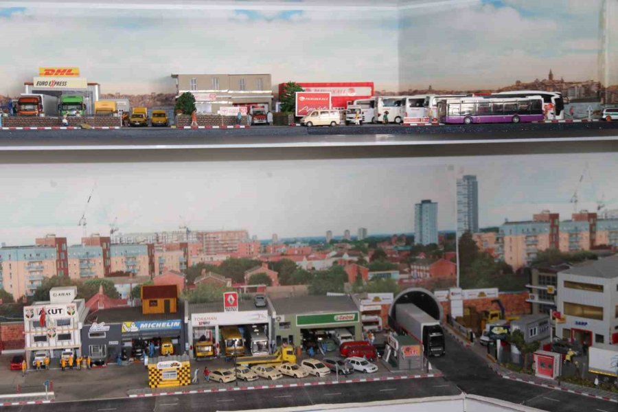 33 Yıldır Biriktirdiği Figürlerle Odasında Küçük Eskişehir’i Oluşturdu