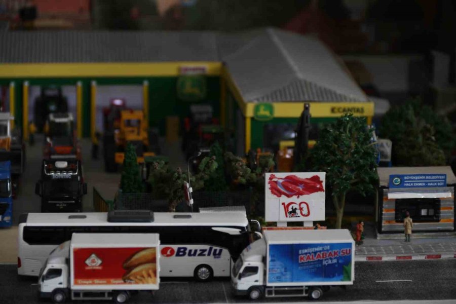 33 Yıldır Biriktirdiği Figürlerle Odasında Küçük Eskişehir’i Oluşturdu