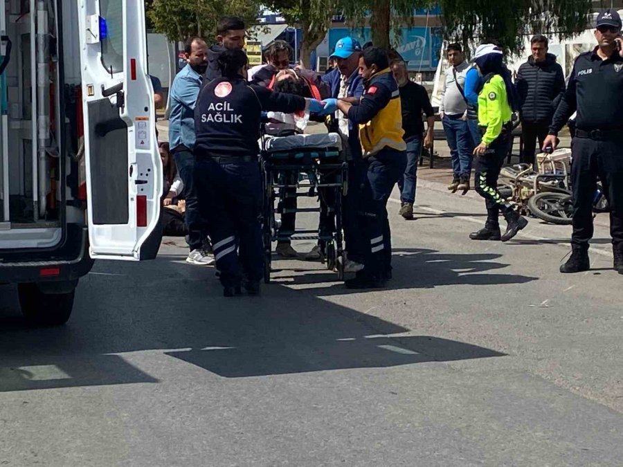 Antalya’da Otomobille Motosiklet Çarpıştı: 2 Yaralı
